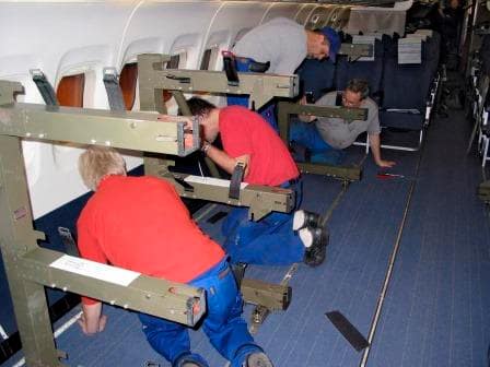Installation av bårstativ i SAS MD-80 till 